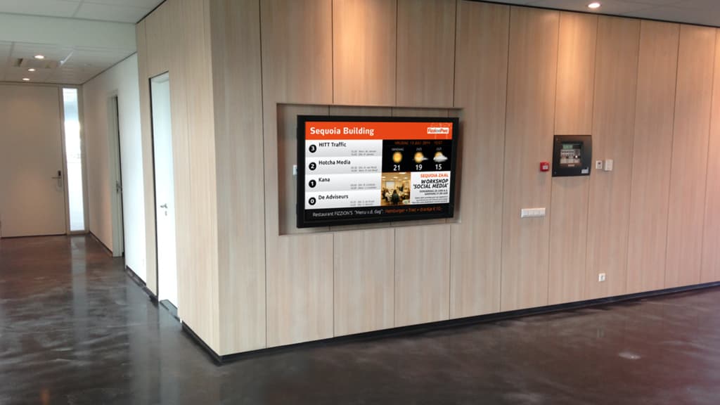 Digitale signage in een bedrijfsverzamelgebouw