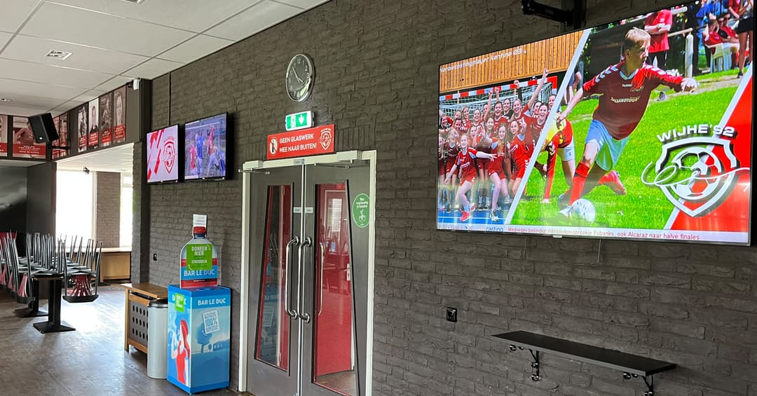 Informerende schermen in een sportkantine